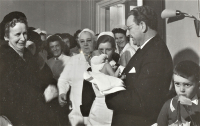 4327 burgemeester en echtgenote; pasgeboren baby; broertje; verplegend personeel; geboorte 75000e inwoner Heerlen, 1963-02
