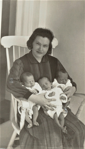4328 moeder; drieling; schommelstoel, 1931