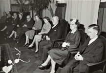 4330 vrouwenarts en waarnemend geneesheer-directeur; echtgenote; familie; genodigden; aula; 25 jarig jubileum, 1958-01-02
