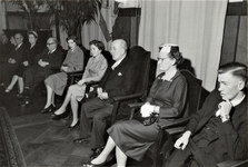 4331 vrouwenarts en waarnemend geneesheer-directeur; echtgenote; familie; genodigden; aula; 25 jarig jubileum, 1958-01-02