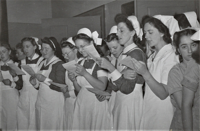4344 kraamverzorgsters; verloskundigen in opleiding; zingen; receptie; zilveren jubileum, 1948-06-01