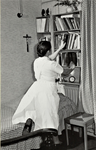 4347 slaapkamer; bed; boekenkast; verpleegkundige, 1953