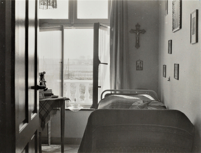 4348 slaapkamer; bed; tafel; boeken, schilderijen; open raam; balustrade; verloskundige in opleiding, circa 1923