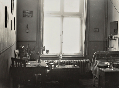 4349 slaapkamer; bed; tafel en stoelen; schilderijen; wastafel; raam; verloskundige in opleiding, circa 1923