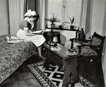 4350 slaapkamer; bed; tafel en stoel; boeken; naaimand; raam; planten; vensterbank; verloskundige in opleiding, 1953