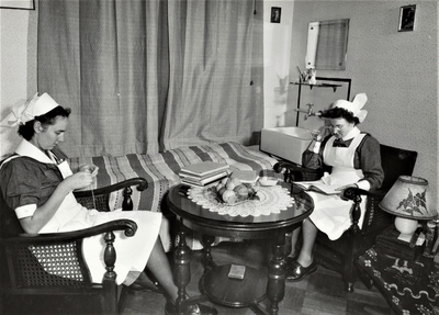 4352 slaapkamer; bed; tafels en stoelen; boeken; wastafel; verloskundigen in opleiding, 1953
