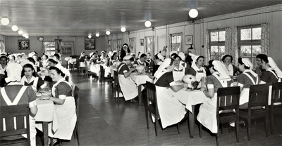 4353 eetzaal; tafels en stoelen; eten; verloskundigen in opleiding; religieuze, 1953