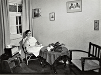 4354 zit- en slaapkamer; tafel en stoelen; radio; schilderijtjes; raam; verpleegkundige; thee, 1953