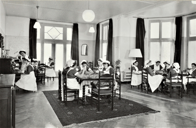 4355 conversatiezaal; tafels en stoelen; piano; verloskundigen in opleiding, 1953