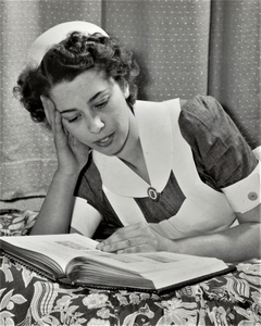 4356 boek; verloskundige in opleiding; bed, 1953
