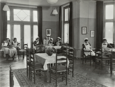 4358 conversatiezaal; tafels en stoelen; verloskundigen in opleiding; handwerken; lezen, circa 1953