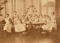 4359 recreatieruimte; tafel en stoelen; voetenbankjes; vleugel; lezen; kop koffie drinken; verloskundigen in opleiding, 1922