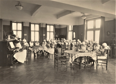 4361 conversatiezaal; tafels en stoelen; verloskundigen in opleiding; handwerken; lezen; piano en viool spelen, 1943-01-25