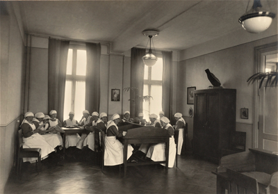 4362 lees- en schrijfzaal; verloskundigen in opleiding, 1923