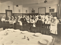 4363 eetzaal; tafels en stoelen; eten; verloskundigen in opleiding; religieuze, 1943-01-25