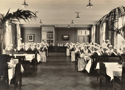 4364 eetzaal; tafels en stoelen; soep eten; verloskundigen in opleiding, 1923