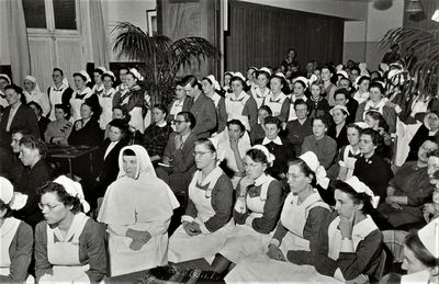 4389 leerlingen; medewerkers; genodigden; aula; afscheidsreceptie geneesheer-directeur, 1954-02-16