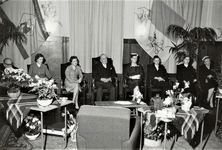 4390 vrouwenarts en waarnemend geneesheer-directeur; echtgenote; familie; genodigden; aula; 25-jarig jubileum, 1958-01-02