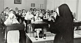 4391 klaslokaal; verloskundigen in opleiding; religieuze; scheikundeles, 1953