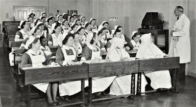 4392 klaslokaal; verloskundigen in opleiding; geneesheer-directeur; les, 1953