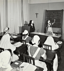 4393 klaslokaal; schoolbord; verloskundigen in opleiding; religieuze; scheikundeles, 1953