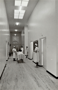 4395 gang; bed; kraamvrouw; verpleegkundigen; baby; verlosafdeling, 1953