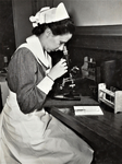 4399 microscoop; verloskundige in opleiding; laboratorium, 1953