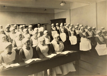 4400 verloskundigen in opleiding; geneesheer-directeur; schoolbanken; klaslokaal; les, 1923