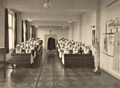 4401 kliniekklas; schoolbanken; skelet; verloskundigen in opleiding, 1943-01-25
