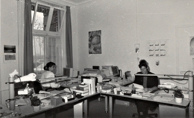 4419 directiesecretariaat; medewerkster, circa 1986
