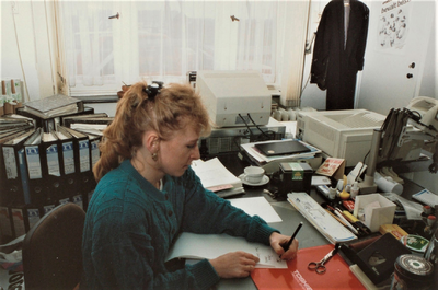 4422 opleidingssecretariaat; medewerkster, circa 1990