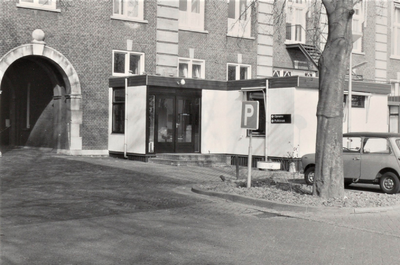 4430 achterzijde; polikliniek; aanbouw; noodgebouw, circa 1982