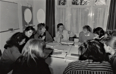 4437 werkoverleg; studenten, circa 1982
