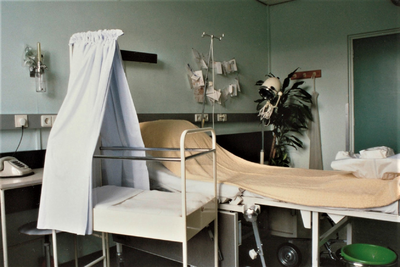 4449 wiegje; bed; verloskamer, circa 1982