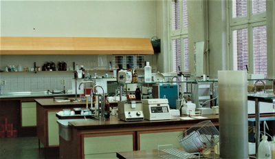 4450 kasten; laboratorium; attributen, circa 1982