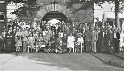 4498 groep; personen; hoofdingang, 1949-09-09