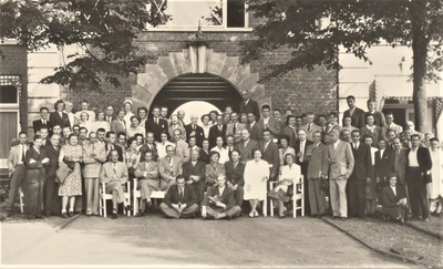 4499 groep; personen; hoofdingang, 1949-09-09
