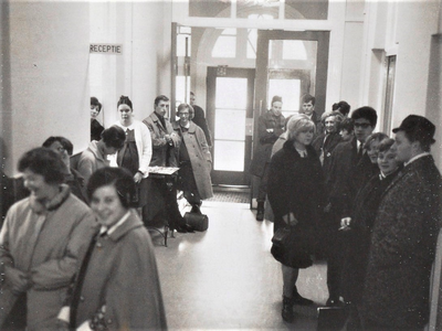 4533 wachtenden; bezoekers; gang; receptie; hoofdingang, circa 1962