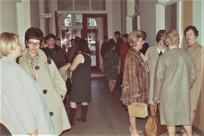 4534 wachtenden; bezoekers; gang; receptie; hoofdingang, 1967