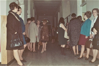 4535 wachtenden; bezoekers; gang; receptie; hoofdingang, 1967