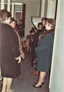 4536 wachtenden; bezoekers; gang; polikliniek, 1967