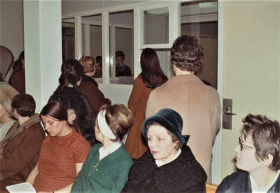 4537 wachtenden; bezoekers; gang; polikliniek, 1967
