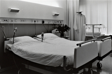 4620 patiëntenkamer; twee bedden; wiegje, 1993