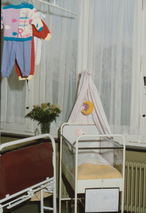 4676 kraamkamer; kraambed; babykleertjes, circa 1987