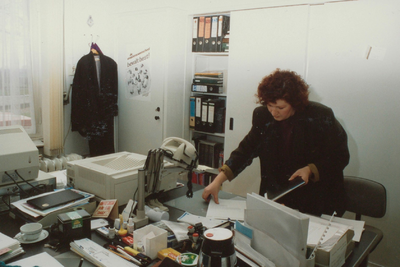 4680 medewerkster; bureau, circa 1990