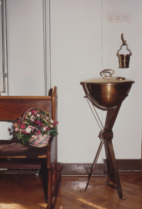 4682 doopvont; wijwaterbakje; kerkbank, circa 1987