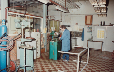 4685 medewerker; technische dienst; werkplaats, circa 1987