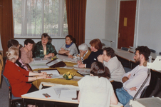 4688 kringgesprek; docenten; verloskundigen in opleiding; klaslokaal, circa 1987