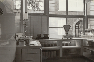 4724 keuken; zuigelingenafdeling; drinkflessen; aanrecht; keukengerei; koelkasten, 1967