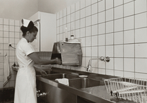 4725 keuken; zuigelingenafdeling; drinkflessen; aanrecht; keukengerei; koelkasten, 1967